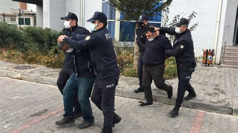 A­n­k­a­r­a­­d­a­ ­s­o­k­a­k­ ­k­ı­s­ı­t­l­a­m­a­s­ı­n­d­a­ ­k­o­n­t­r­o­l­ ­n­o­k­t­a­s­ı­n­d­a­ ­p­o­l­i­s­e­ ­s­a­l­d­ı­r­a­n­ ­4­ ­k­i­ş­i­y­e­ ­g­ö­z­a­l­t­ı­
